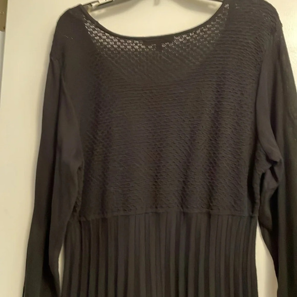 Daisy Fuentes sweater dress, XL. Scallop detail on bodice. Pleated bottom. Black - Picture 1 of 7